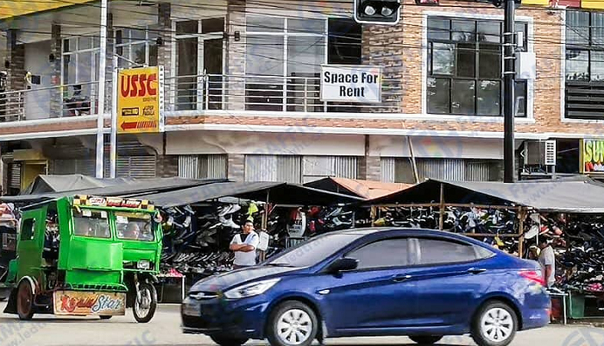 Lampu isyarat yang diketuai berdiri di persimpangan empat jalan berbeza di selatan sungai Elbe
