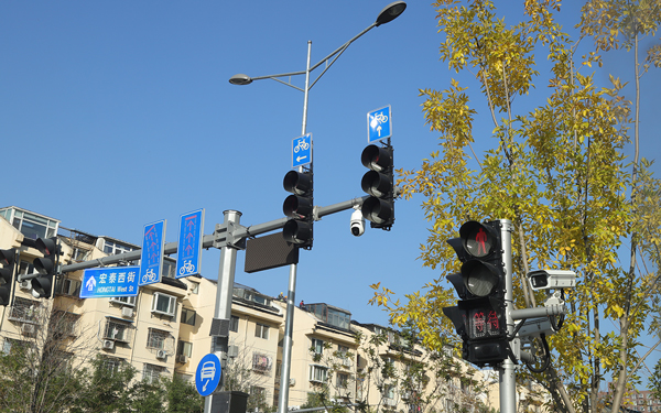 Menunggu untuk dipindahkan dan dilengkapi dengan 300 lekapan lampu, projek Wangjing, Hongtai West Street dan Hongchang Road