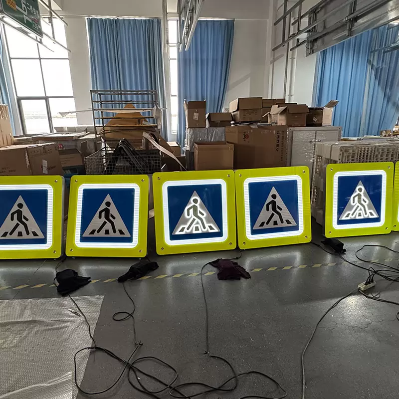 papan tanda lintasan pejalan kaki berkuasa solar